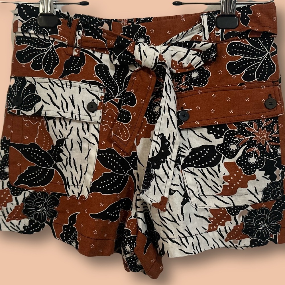 Chic Floral Women's Shorts - Black and Brown